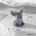 Vista macro del ciondolo bassotto floccato blu con dimensioni 3.5cm x 2.6cm e peso 6.5g - Dobermann con vestiti blu