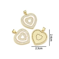 Detailansicht goldener Herzanhänger mit Muscheleinlage und Maßen von 2,4 cm x 2,3 cm - Doppelherz-Anhänger (Natürliche Muschel)
