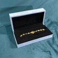 Bracciale a fiore dorato presentato in una scatola regalo in velluto blu - Scatola per braccialetti celeste