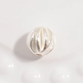 Vista macro di una perla in argento sterling S925 testurizzata con marchio per gioielleria - Piccolo (2.5x3mm) / Argento