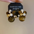 Primer plano de pendientes de plata 925 con ojo de tigre, perlas y diamantes de imitación - Poste de pendiente de plata de ley 925/Aleación/Circonita / Dorado-Café-Estilo Botón en Racimo
