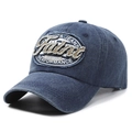 Donkerblauwe denim baseballpet met vintage America Jeans borduursel in 45-graden weergave - Verstelbaar / Marineblauw