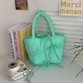 Elegante borsa a mano verde menta plissettata con fiocco e morbida trama trapuntata - Borsa a Mano Plissettata / Verde Lago
