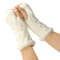 Dettaglio di guanti senza dita in maglia a trecce bianchi con bordo in finta pelliccia - Taglia unica / Bianco