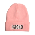Bonnet en tricot rose avec broderie MINI en peluche blanche sur le bord replié - Style MINI / Rose