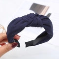 Cerchietto largo incrociato in tessuto blu scuro con design antiscivolo elegante - Raso blu scuro annodato