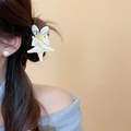Nahaufnahme einer Haarspange mit weißer Stoffblume und Acryl-Seestern am Modell - Seestern Dekoriert Acryl Stil (65#) / Weiß