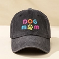 Détail de la broderie DOG MOM avec patte jaune sur casquette en coton délavé gris - Taille unique / Noir