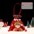 Rode kerstcadeautas van linnen met een berenpop en geborduurde sneeuwvlokken - Linnenlook Berenstijl / Beige/Rood