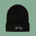 Primo piano del berretto in maglia nera con ricamo Baby bianco e trama a coste - M (56-58cm) / Nero