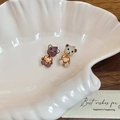Orecchini a perno a forma di orsetto marrone e beige con cristalli a cuore in ciotola - Perno in Argento Pendente Orso in Strass
