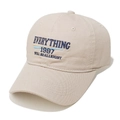 Dettaglio del ricamo 3D blu su un cappellino da baseball in cotone beige con scritta 1987 - M (56-58cm) / Cachi