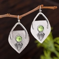 Pendientes de escudo bohemios en tono plateado con gema verde en ramas naturales - Plateado