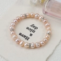 Elastisches Perlenarmband mit natürlichen rosa Süßwasserperlen und silbernen Strass-Spacer - Natürliches Rosa Orange