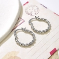 Polierte silberne gedrehte Creolen präsentiert auf einem Vintage-Postkartenhintergrund - Drahtdurchmesser 3mm / Silber