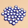 Vista macro di perline a forma di fiore blu e bianche da 10 mm per gioielli fai-da-te e hobby - 50 Pezzi/Confezione (10mm) / Blu zaffiro