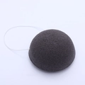 Éponge konjac hémisphérique gris foncé avec cordelette blanche pour nettoyage du visage - Bague Uniquement / Noir de charbon de bambou
