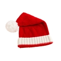 Gedetailleerde close-up van een rode gebreide kerstmuts met witte pompon en geribbelde rand - Rood Kind