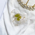 Details von herzförmigem Handyhalter mit echtem vierblättrigem Kleeblatt und Goldfolie - Goldfolie Vierblättriges Kleeblatt-Herz-Stil