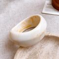 Detalle de brazalete ancho de resina con textura de ámbar en bandeja de piedra - 1# Brazalete-Beige-Irregular