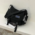 Schwarze Messenger-Tasche aus Nylon mit Schnallenverschluss und kariertem Anhänger - Mit Anhänger / Schwarz
