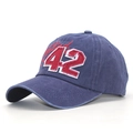 Dettaglio del cappellino da baseball blu lavato con ricamo numero 42 e trama retrò vintage - Blu navy / 56-60cm