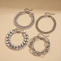 Dettaglio di quattro bracciali a catena color argento con chiusura a moschettone regolabile - Set da 4 pezzi / Argento