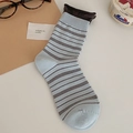 Hellblaue Socken mit dunkelbraunen Streifen und doppelt gerolltem Bündchen - Einheitsgröße / Hellblau mit Grau