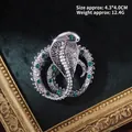 Vista detallada del broche cobra de plata vintage con diamantes de imitación verdes - Serpiente Real Plateada