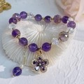 Natuurlijke amethist armband met gouden bloem hanger en paarse zirkoonstenen - Amethist Vijfbladige Bloem