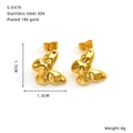 Detailansicht der 18k vergoldeten Edelstahl-Ohrstecker in Schleifenform mit 1,7cm Höhenangabe - Dreidimensionale Schmetterlingsform (S-E479)