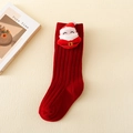 Detailansicht der roten Strick-Weihnachtssocken mit plüschiger Weihnachtsmann-Figur - XS (0-1 Jahre) / Rot - Blinzelnder Weihnachtsmann