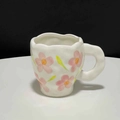 Tazza in ceramica irregolare con fiori di tulipano rosa dipinti a mano e motivo a foglie - Tazza con Fiori