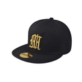 Detalle del bordado dorado y la pegatina deportiva en una gorra negra de visera plana - Ajustable / Negro Dorado