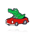 Spilla in smalto coccodrillo verde che guida un'auto rossa su sfondo bianco - Coccodrillo che guida un'auto (CC745)