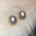 Primer plano de pendientes de perla gris ovalada con microdiamantes y baño de oro - Estilo Pavé Ovalado (HE23986) / Gris