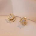 Boucles d'oreilles étoiles et lune dorées avec zircons blancs sur soie champagne - Boucles d'Oreilles Étoile Lune / Or