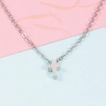 Collar con colgante de cruz minimalista de acero inoxidable plateado sobre fondo bicolor - Plata (MP272-3)