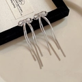 Gros plan de boucles d'oreilles nœuds argentés avec longs glands en maille serpent et zircon - 5# Tige en Argent-Pampille Nœud Argentée (HE24769)