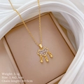 Detailopname van de goudkleurige slotketting met zirkonia op een witte zijden achtergrond - Gunstige Wolk Slot Pave Stijl (C448)