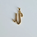 Détail d'un pendentif monogramme lettre U poli en or 18 carats sur fond blanc - Pendentif uniquement / Pendentif U