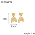 Detailed view of gold fishtail earrings with dimensions 4.2cm height and 2.9cm width - Fish Tail Style (BE45932DW0)
