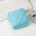 Vue détaillée d'une trousse à maquillage carrée matelassée bleu ciel avec fermeture - Bleu lac