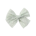 Dettaglio di un fiocco per capelli in pizzo verde menta con ricamo traforato fine - Stile Verde Menta(3)