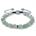 Dettaglio di perle di agata sfaccettate e ciondolo Albero della Vita su bracciale yoga - Bracciale Sfaccettato in Agata Verde