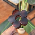Gros plan détaillé d'une pince à cheveux en forme de fleur aux tons ambre et écaille - Moyen (8cm) / Marron Rouge Mat