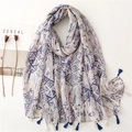 Lichte sjaal met paarse geometrische print en franjes in een lifestyle-omgeving - Verlengde Sjaal / Paars Blauwe Geometrische Print (SL2112-021)