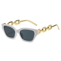 Occhiali da sole bianchi cat eye con stanghette a catena dorata e lenti grigie - Montatura Bianca Lenti Grigie