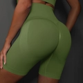 Gros plan sur le short de yoga sans couture vert olive à taille haute et effet galbant - S / Bas / Vert Armée
