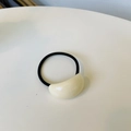 Elastico per capelli minimalista con dettaglio ovale crema su fondo bianco - Bianco perla